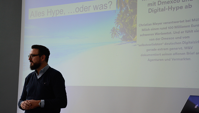 Christian Meyer beim #MCLago Vortrag - Digital viel Hype aber wo ist der Ertrag ist eine seiner Themen Christian Meyer stimmt uns auf das Thema ein | Urheber: Michael Schnurr 