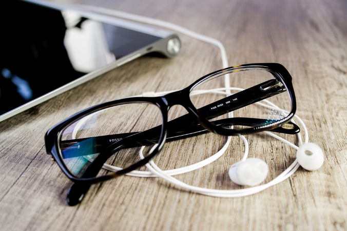 Brille, iPad und Kopfhörer - Entertainment Best Ager 2.0