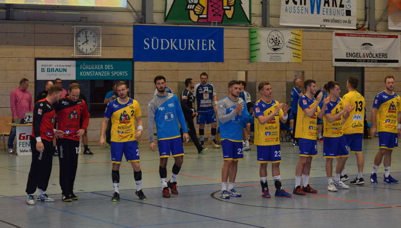 HSG Konstanz Superball 2019 - Spieler begrüssen die Zuschauer.
